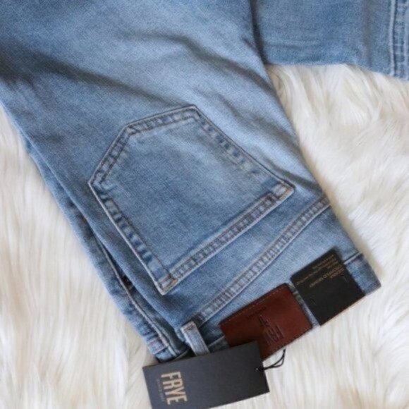 NEW FRYE Light Wash Cropped Skinny Jeans Size 26 Mid Rise Raw Hem - Picture 4 of 8